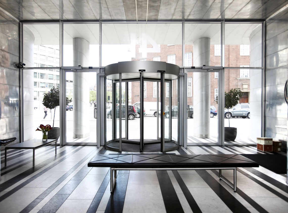 Portes tournantes ou coulissantes, que choisir ?